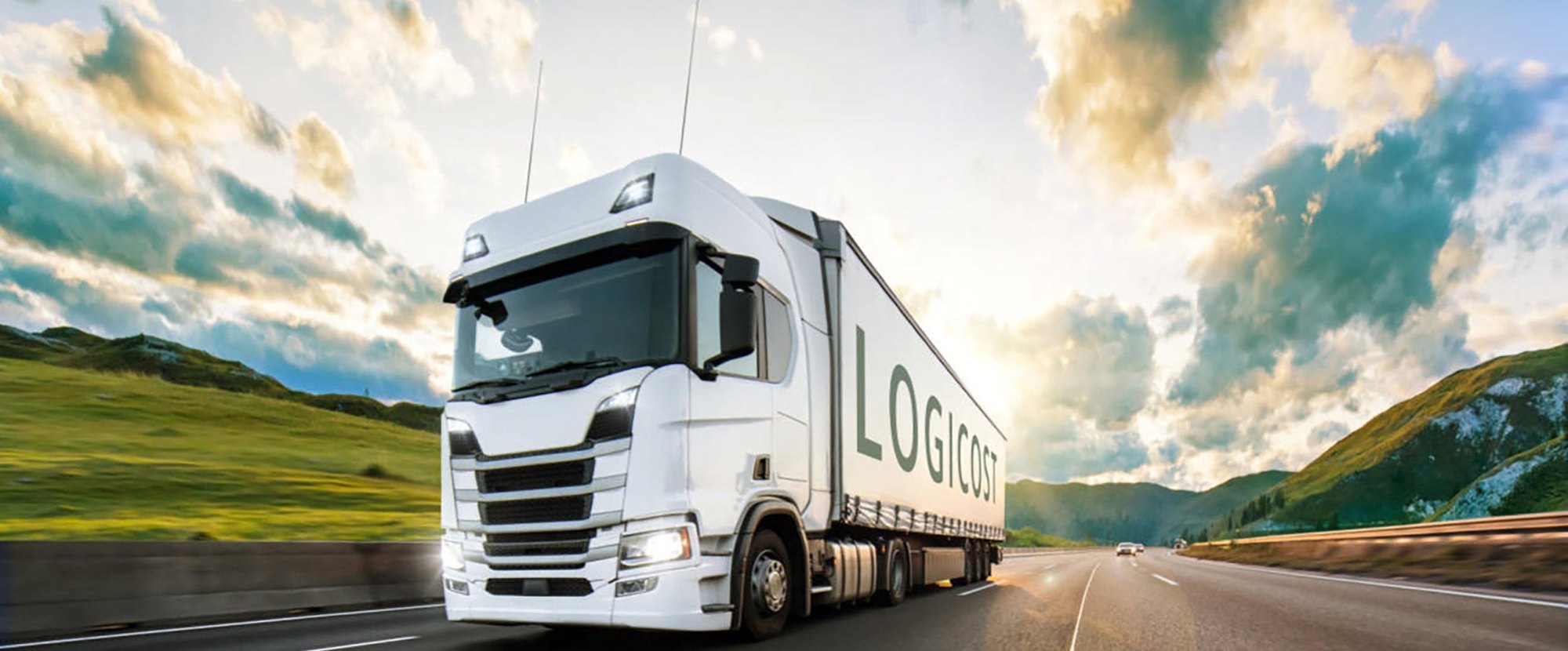 LOGICOST LKW vor Wolkenhimmel